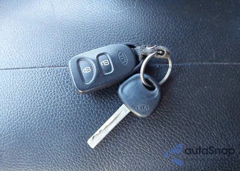 2011 Kia Sorento Lx z USA, uszkodzony, nr VIN 5XYKTCA17BG083058